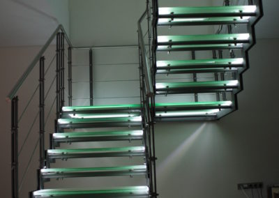 ocelové schodiště s osvětlením