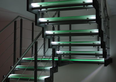 ocelové schodiště s osvětlením